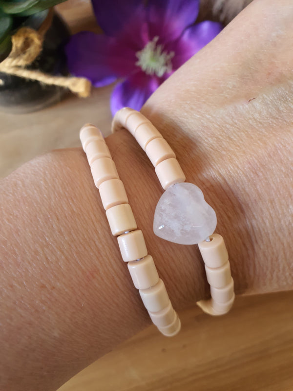 Elastische / rekbare beige (choker) ketting en armband 2 in 1 sieraad met Bergkristallen hartje (nr 2)
