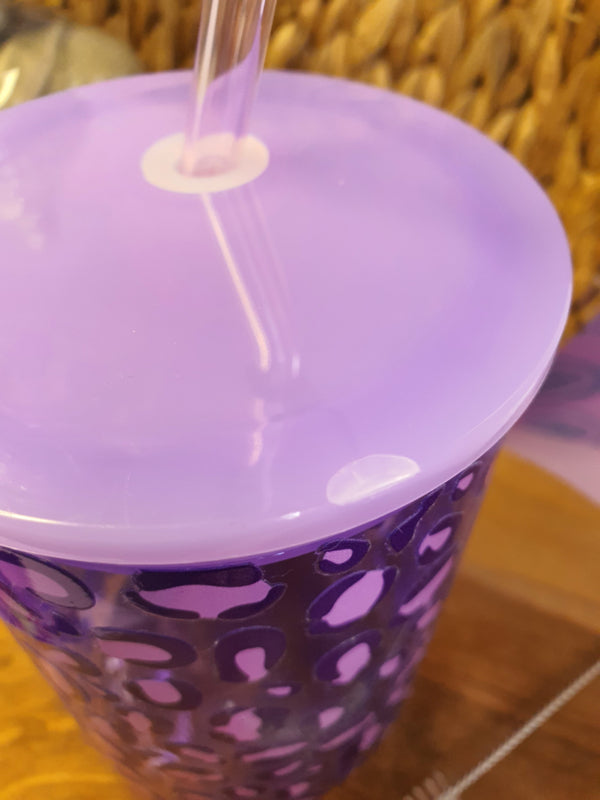 Gekleurde glazen mok met deksel en rietje met &