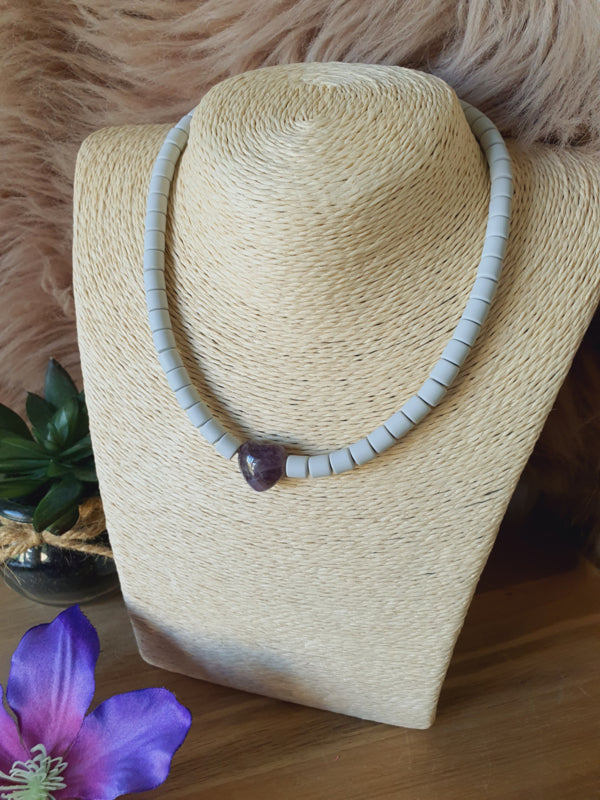 Elastische / rekbare grijze (choker) ketting en armband 2 in 1 sieraad met Amethist hartje (nr 5)