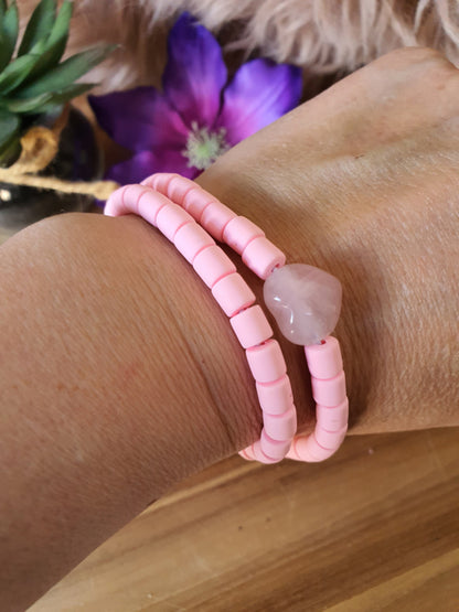 Elastische / rekbare licht roze (choker) ketting en armband 2 in 1 sieraad met Rozenkwarts hartje (nr 3)