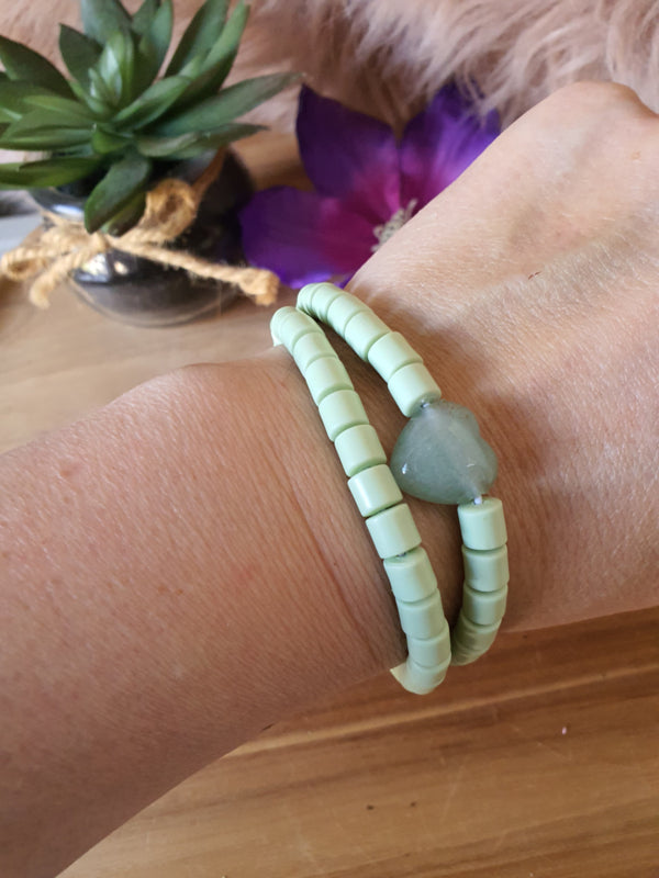 Elastische / rekbare licht groene (choker) ketting en armband 2 in 1 sieraad met Aventurijn hartje (nr 7)