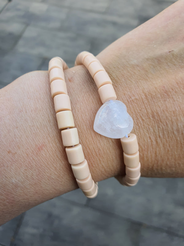 Elastische / rekbare beige (choker) ketting en armband 2 in 1 sieraad met Bergkristallen hartje (nr 2)