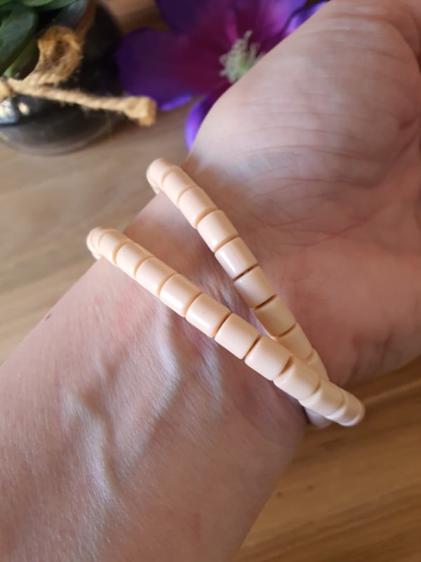 Elastische / rekbare beige (choker) ketting en armband 2 in 1 sieraad met Bergkristallen hartje (nr 2)