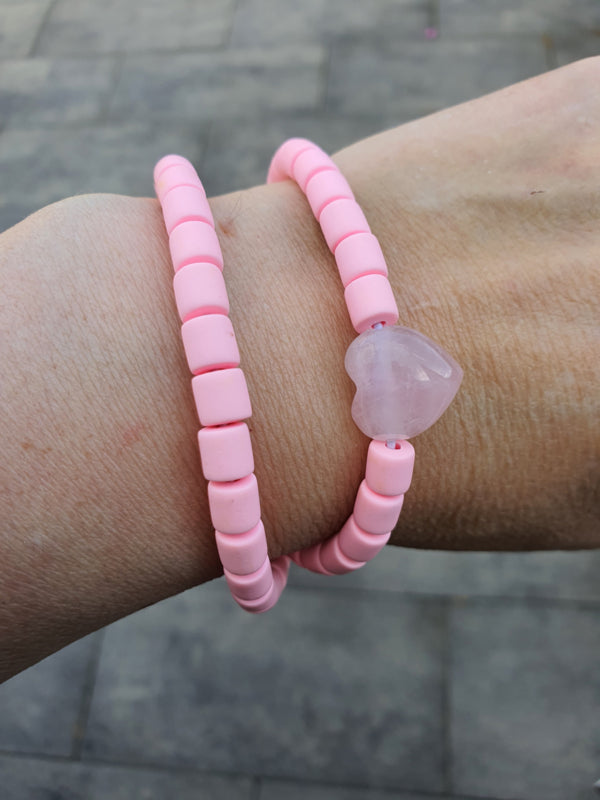 Elastische / rekbare licht roze (choker) ketting en armband 2 in 1 sieraad met Rozenkwarts hartje (nr 3)