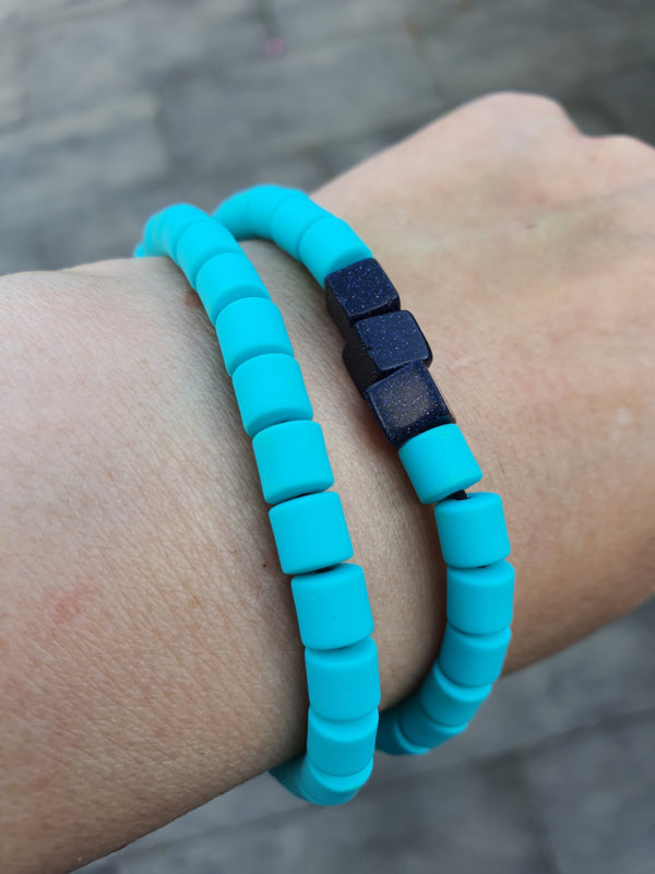 Elastische / rekbare blauw / groene (choker) ketting en armband 2 in 1 sieraad met Blauw stroom kubus kralen (nr 22)