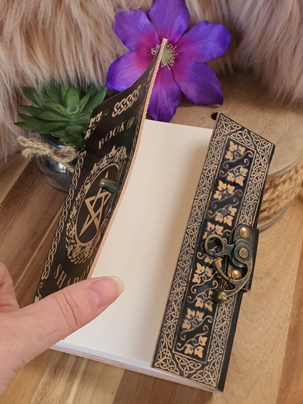 Notitieboek "Book of Shadow" met slotje