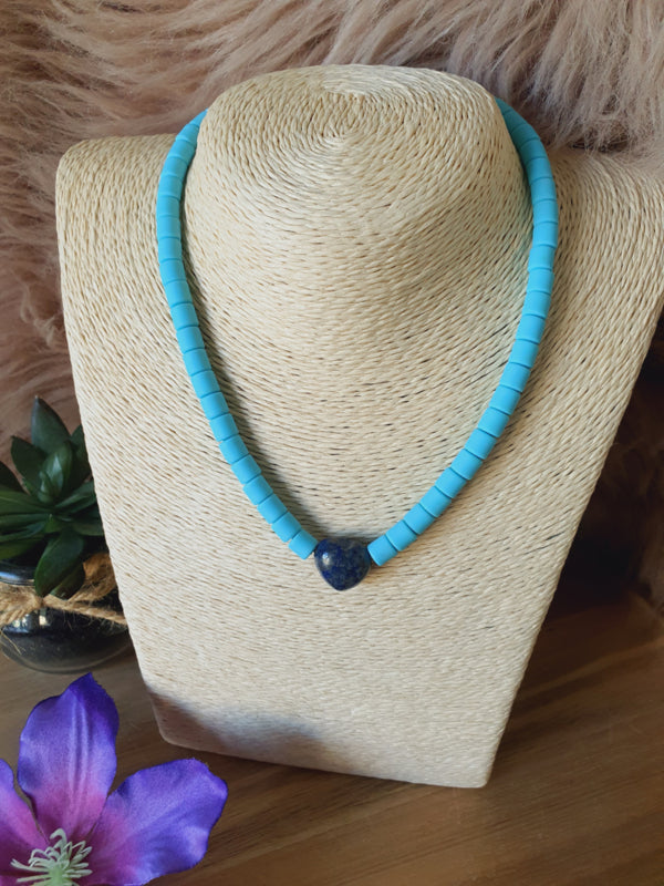 Elastische / rekbare licht blauwe (choker) ketting en armband 2 in 1 sieraad met Lapis Lazuli hartje (nr 9)