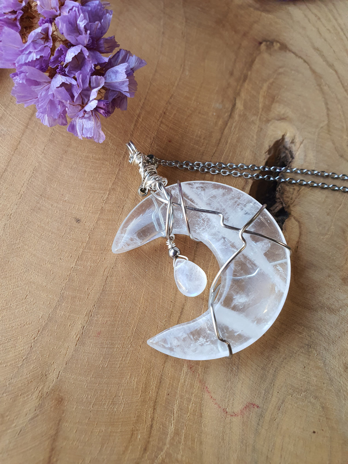 Achterzijde Wire Wrapped Bergkristal Maan met Teardrop Regenboog Maansteen (nr 1) met RVS ketting 