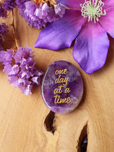 Amethist Oplegsteen met gelaserde Tekst "One Day at a Time"