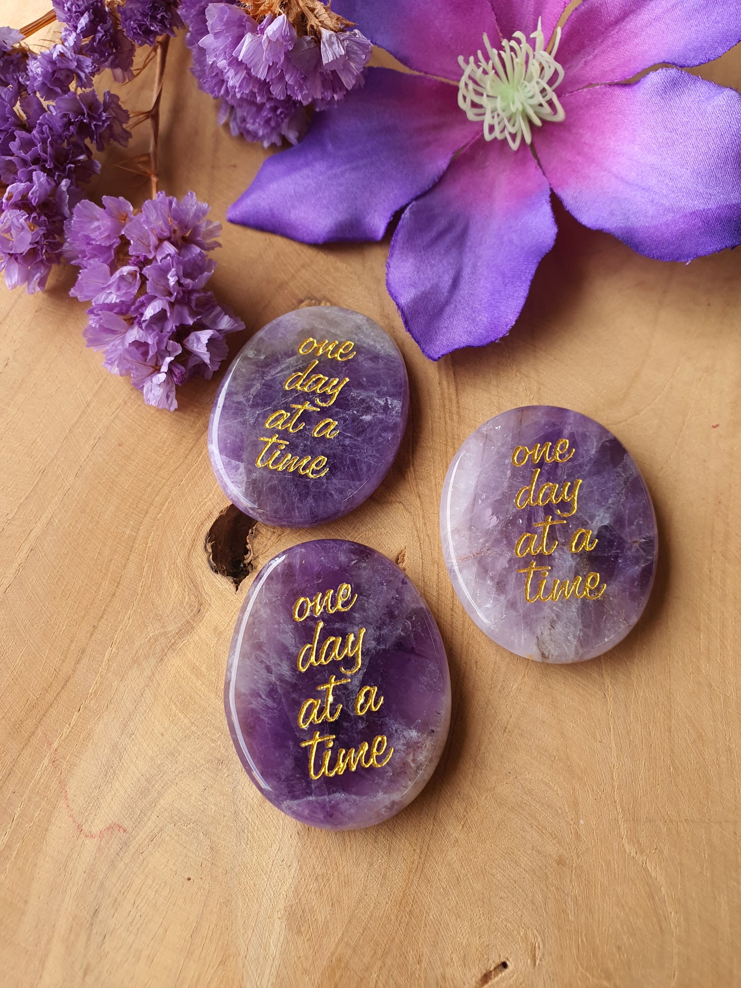 Amethist Oplegsteen met gelaserde Tekst "One Day at a Time".