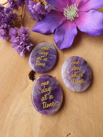 Amethist Oplegsteen met gelaserde Tekst "One Day at a Time".