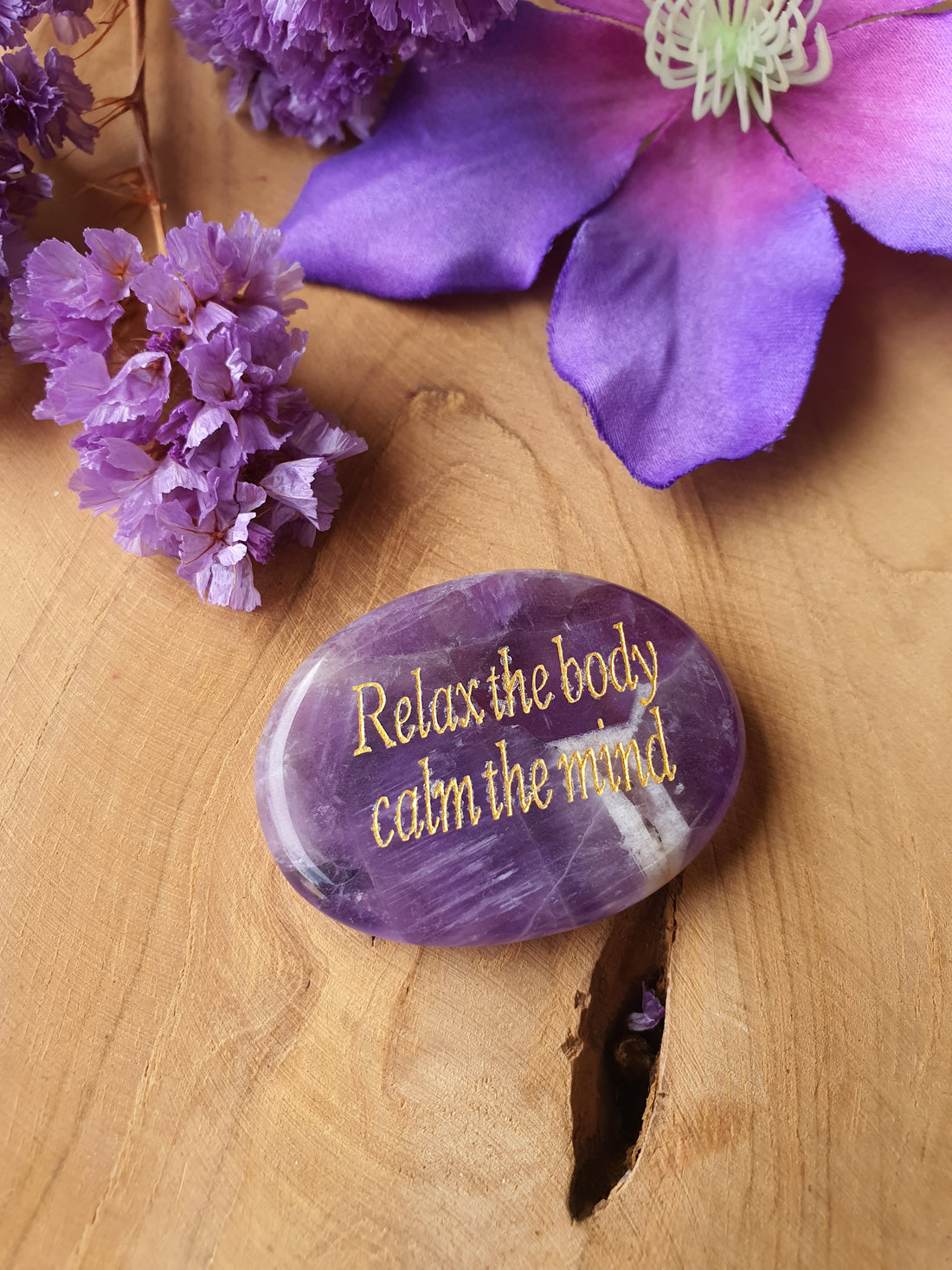 Amethist Oplegsteen met Gelaserde Tekst “Relax the body, calm the mind”