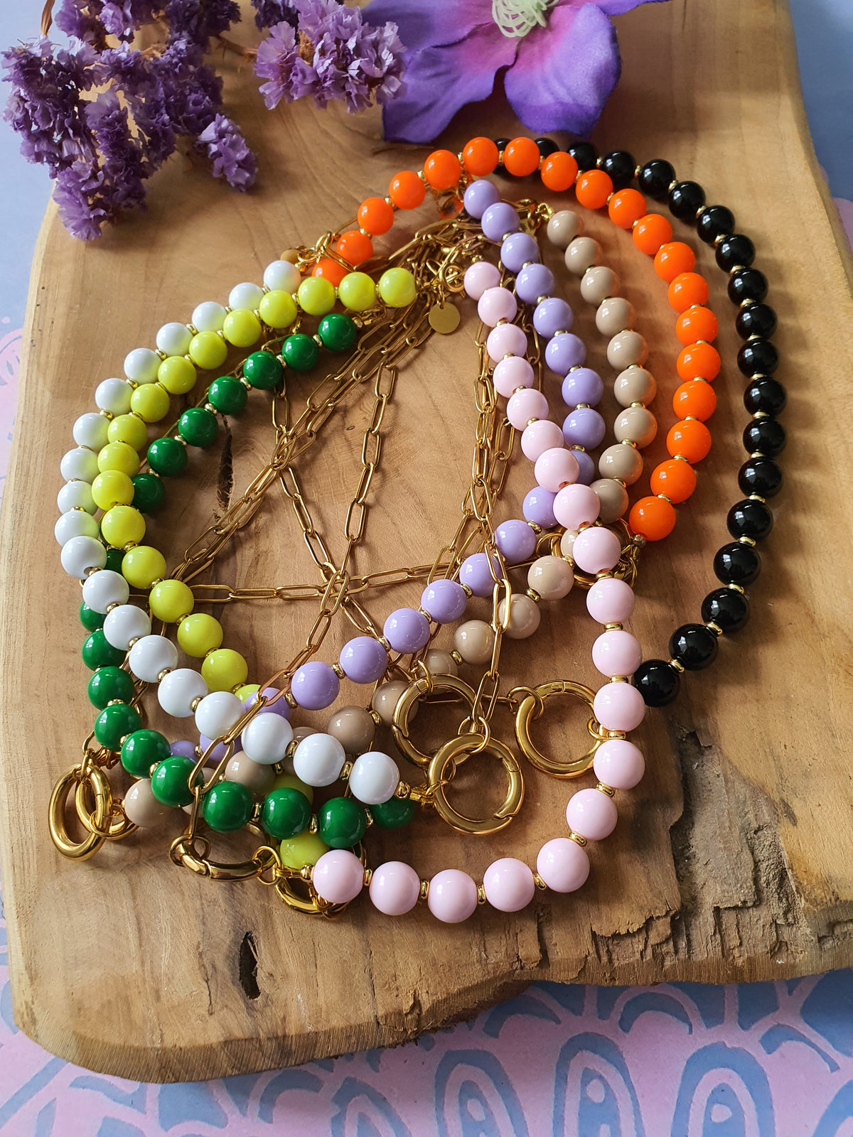 Basisketting_Happy_Combi_rvs_goud met verschillende kleuren kralen