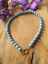 Basisketting Happy  rvs goud / licht blauwe kralen