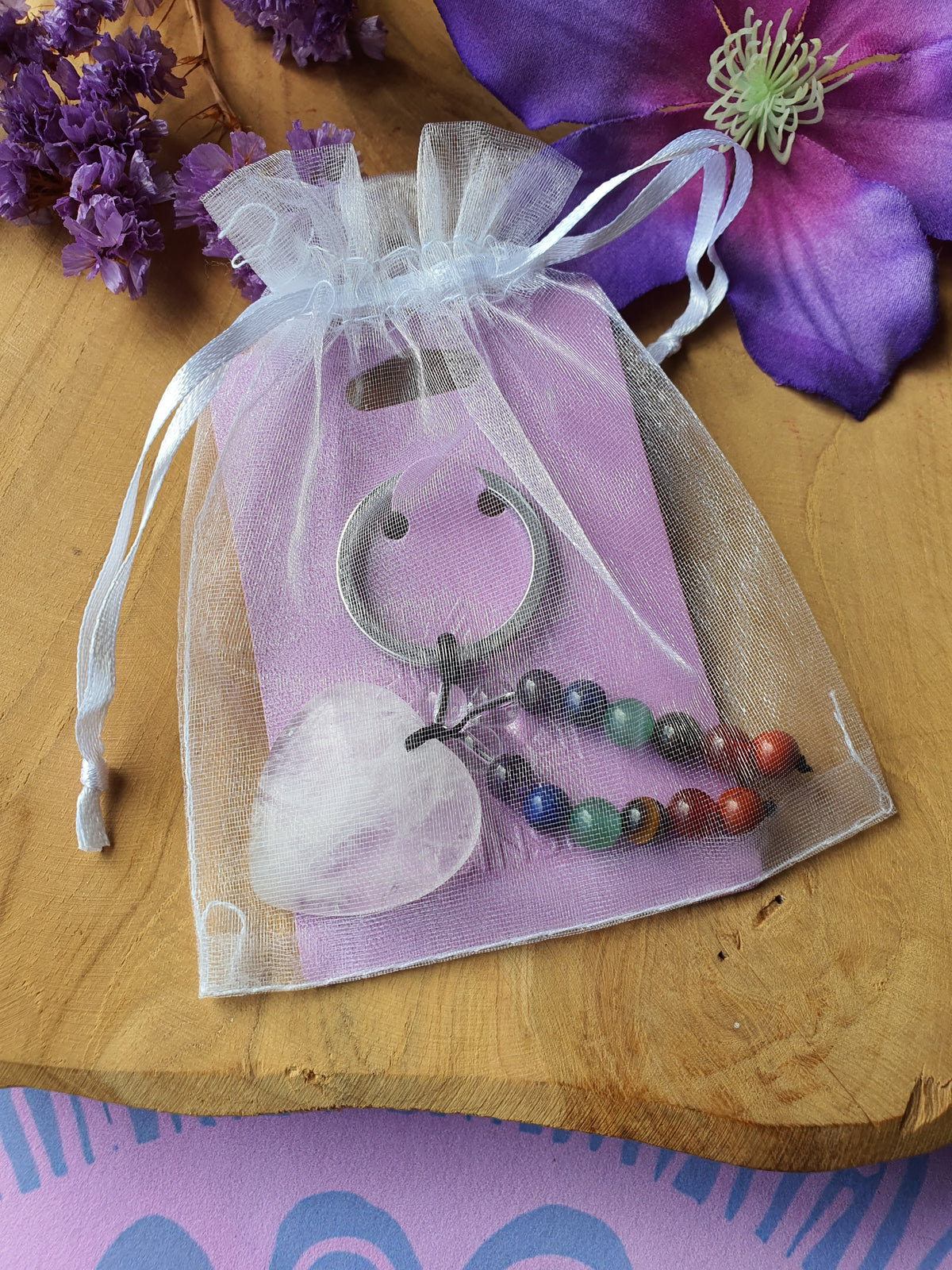 Bergkristal hart / 7 chakra sleutelhanger gekeverd in een organza zakje