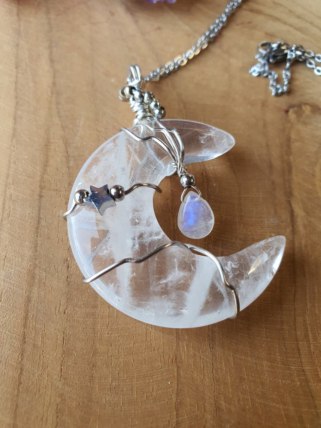 Wire Wrapped Bergkristal Maan met Teardrop Regenboog Maansteen (nr 1)