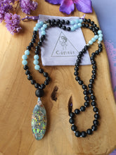 Edelstenen Mala_Calmingflow_met Orgonite hanger Aqaumarijn