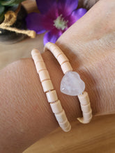 
Elastische / rekbare beige (choker) ketting en armband 2 in 1 sieraad met Bergkristal hartje.