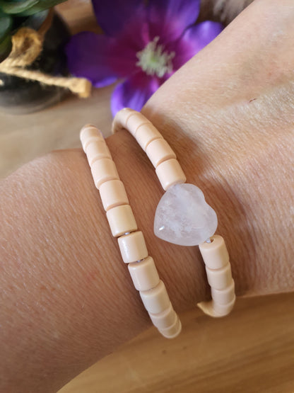 
Elastische / rekbare beige (choker) ketting en armband 2 in 1 sieraad met Bergkristal hartje.