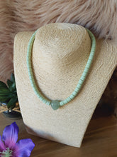 Elastische / rekbare licht groene (choker) ketting met Aventurijn hartje (nr 7)