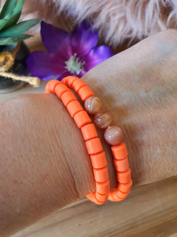 Elastische / rekbare oranje (choker) ketting of armband met rode Botswana Agaat kralen (nr 16)