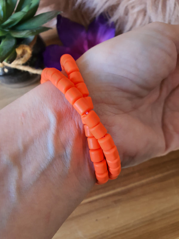 Elastische / rekbare oranje (choker) ketting of armband met rode Botswana Agaat kralen (nr 16) onderzijde