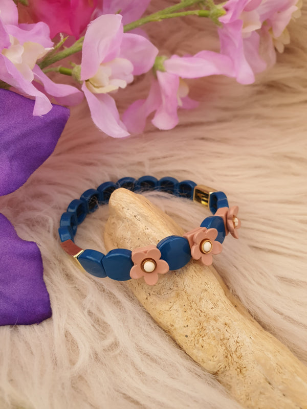 Emaille rekbare armband Blauw / Goud met Blush kleur bloemen 3D  18-18,5 cm (nr 43)