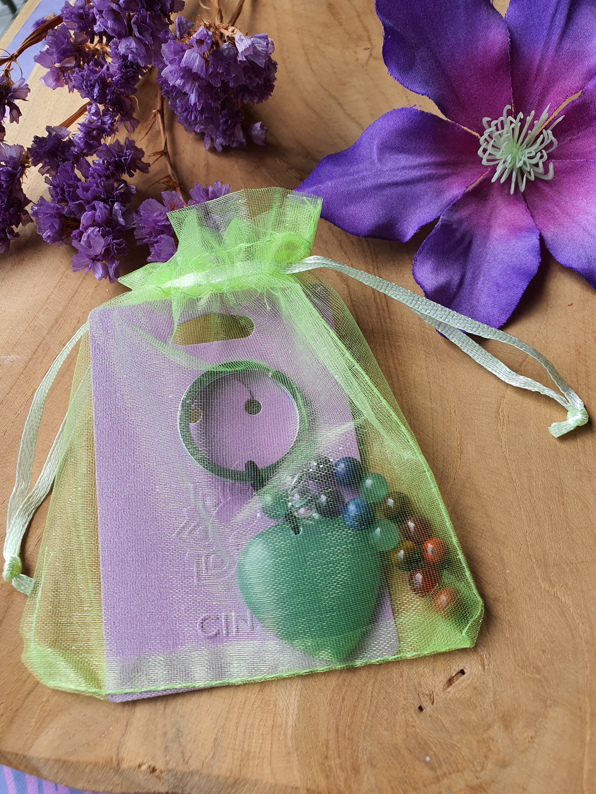 Groene Aventurijn hart / 7 chakra sleutelhanger (2) geleverd in organza zakje