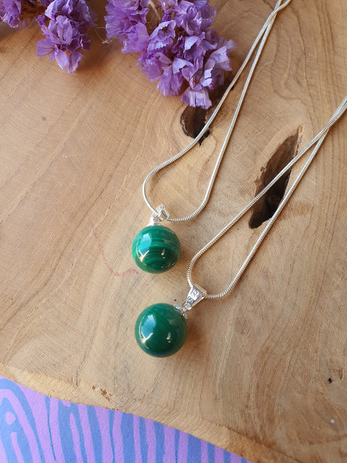 Malachiet hanger groot met een 925 zilveren oogje en ketting,