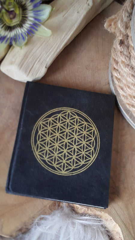 klein zwart notitieboekje met flower of life symbool