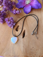 Opaline Hart Hanger met zwart leren koord Ketting.