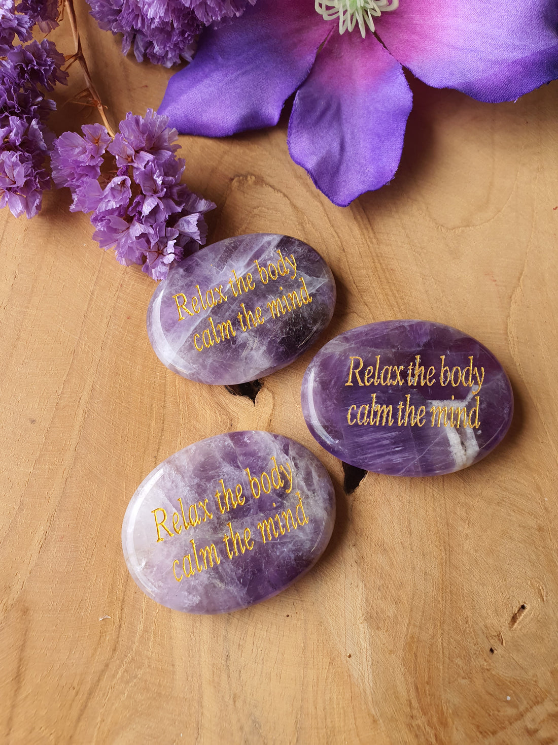 Amethist Oplegsteen met Gelaserde Tekst “Relax the body, calm the mind”.