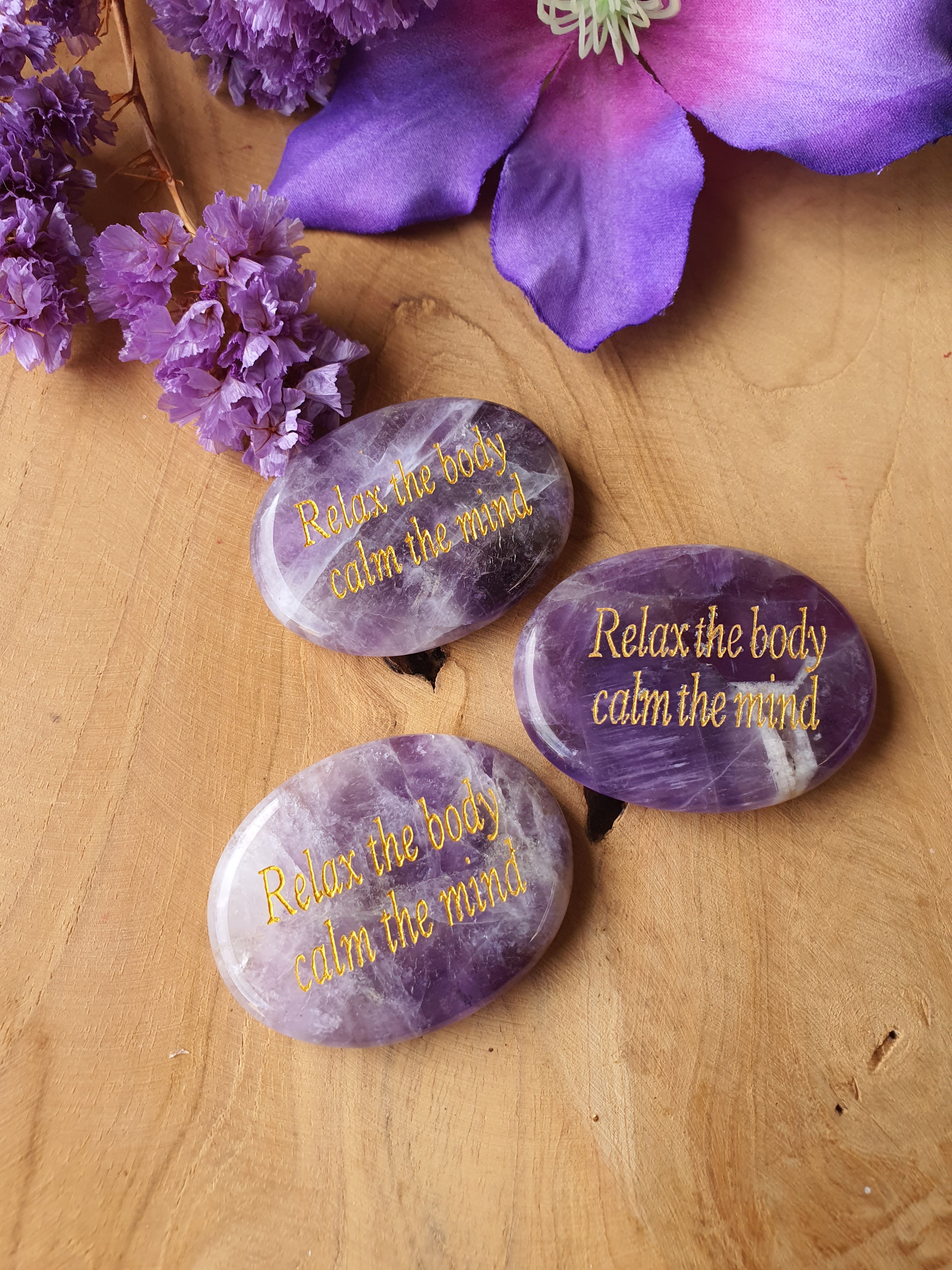 Amethist Oplegsteen met Gelaserde Tekst “Relax the body, calm the mind”.