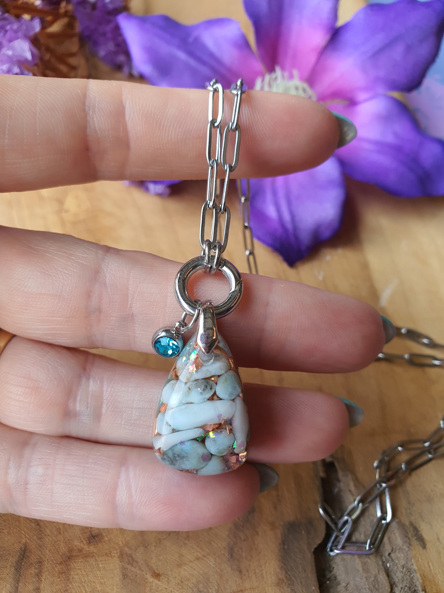 Orgonite Hanger Larimar_Bergkristal met RVS ketting  en rvs zirkonia bedel