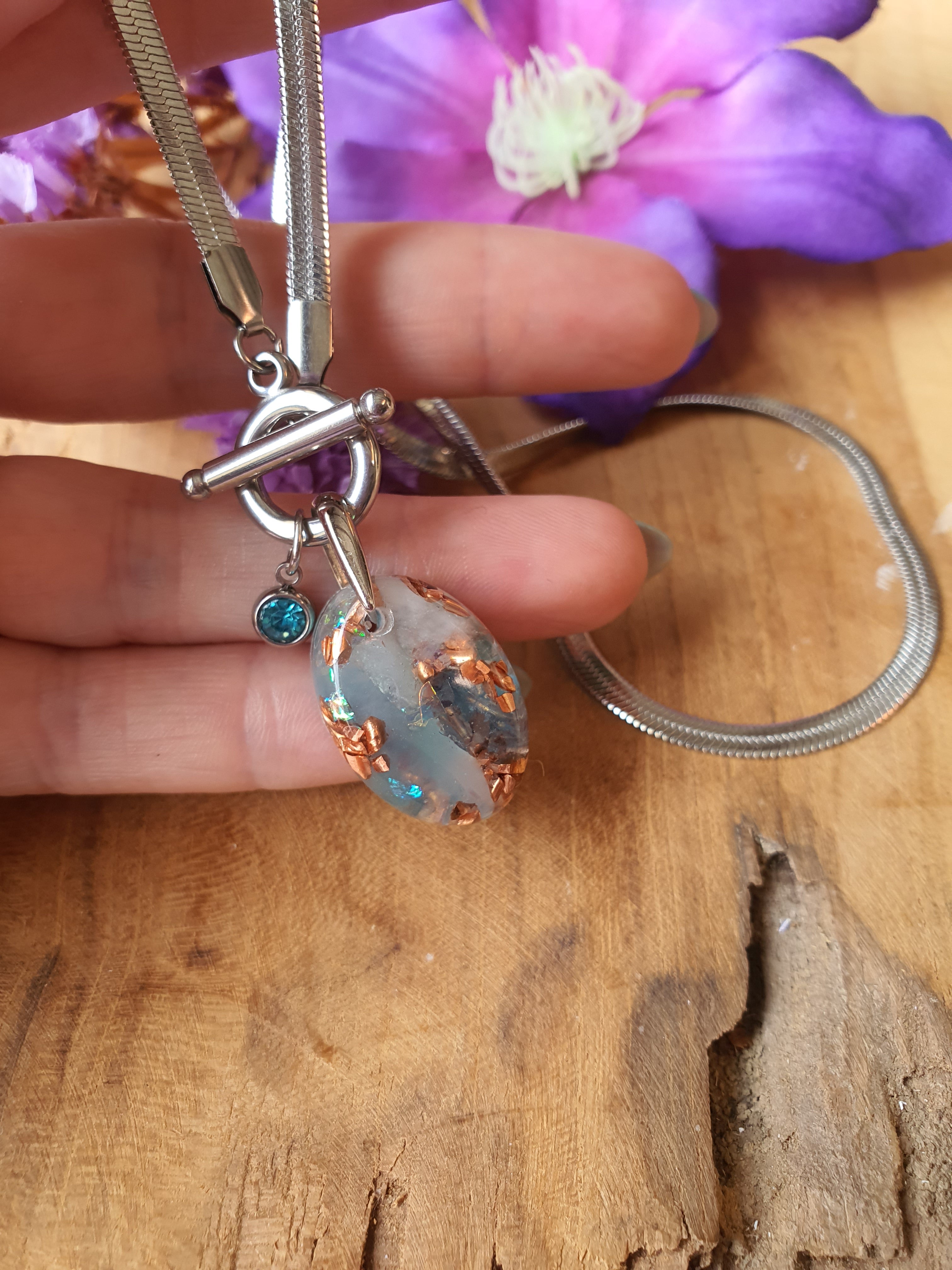 Orgonite Hanger Aquamarijn en Bergkristal met RVS ketting en zirkonia bedel (nr 1019)