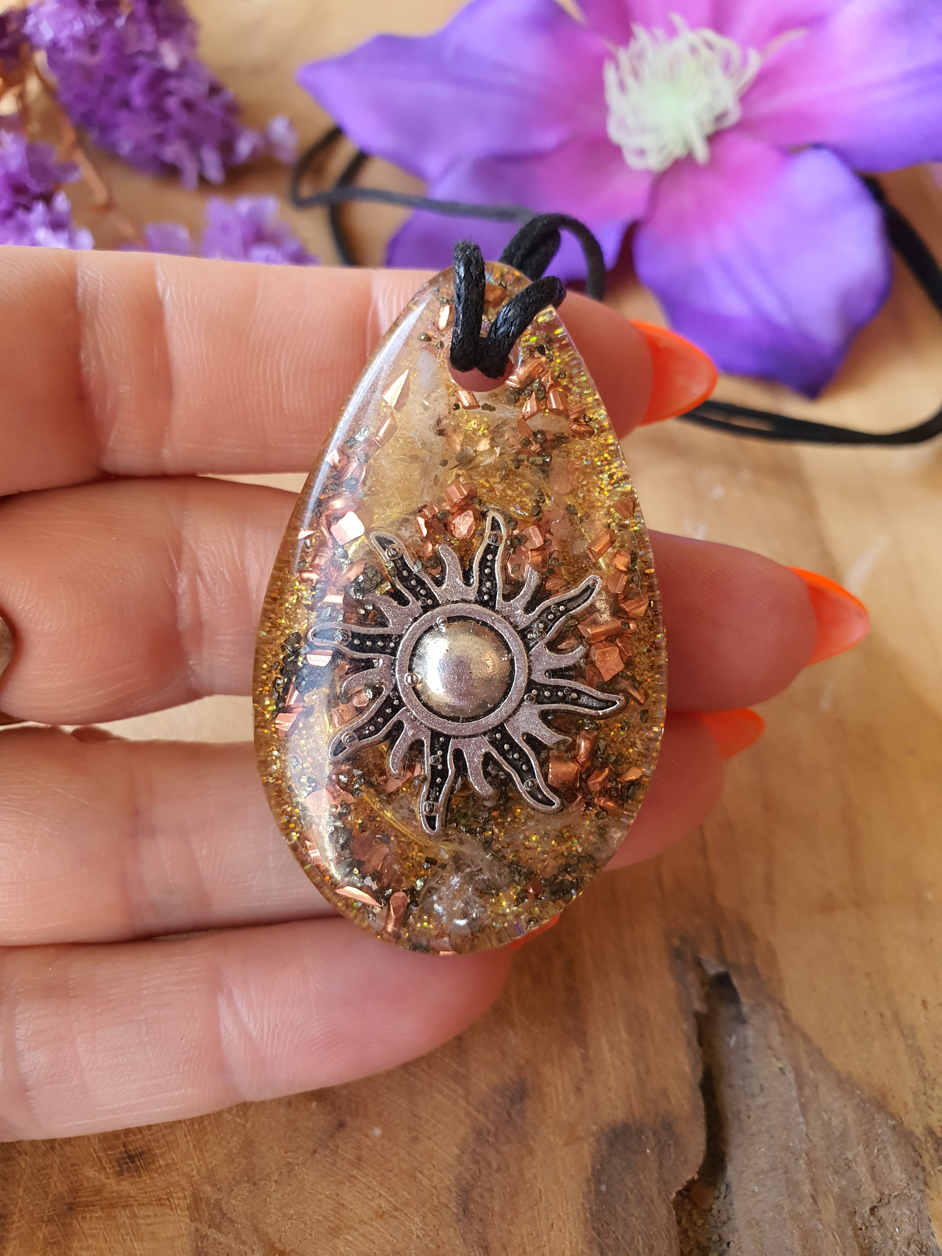 Orgonite hanger Citrien met Bergkristal 30x55mm (nr 130)