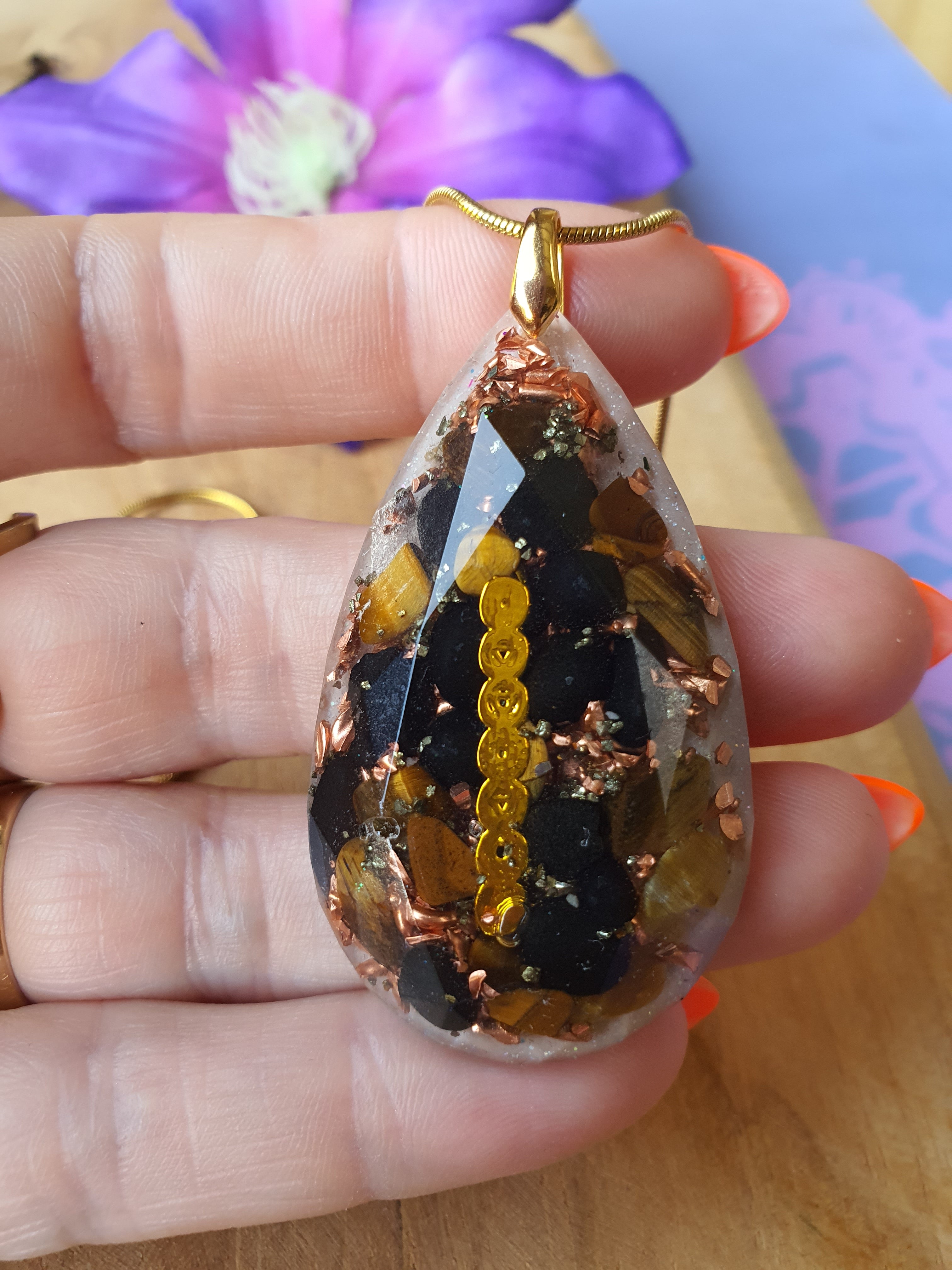 Orgonite hanger Shungiet, Tijgeroog met Bergkristal Diamant druppel 30x50mm 925 gold plated oogje (nr 6)