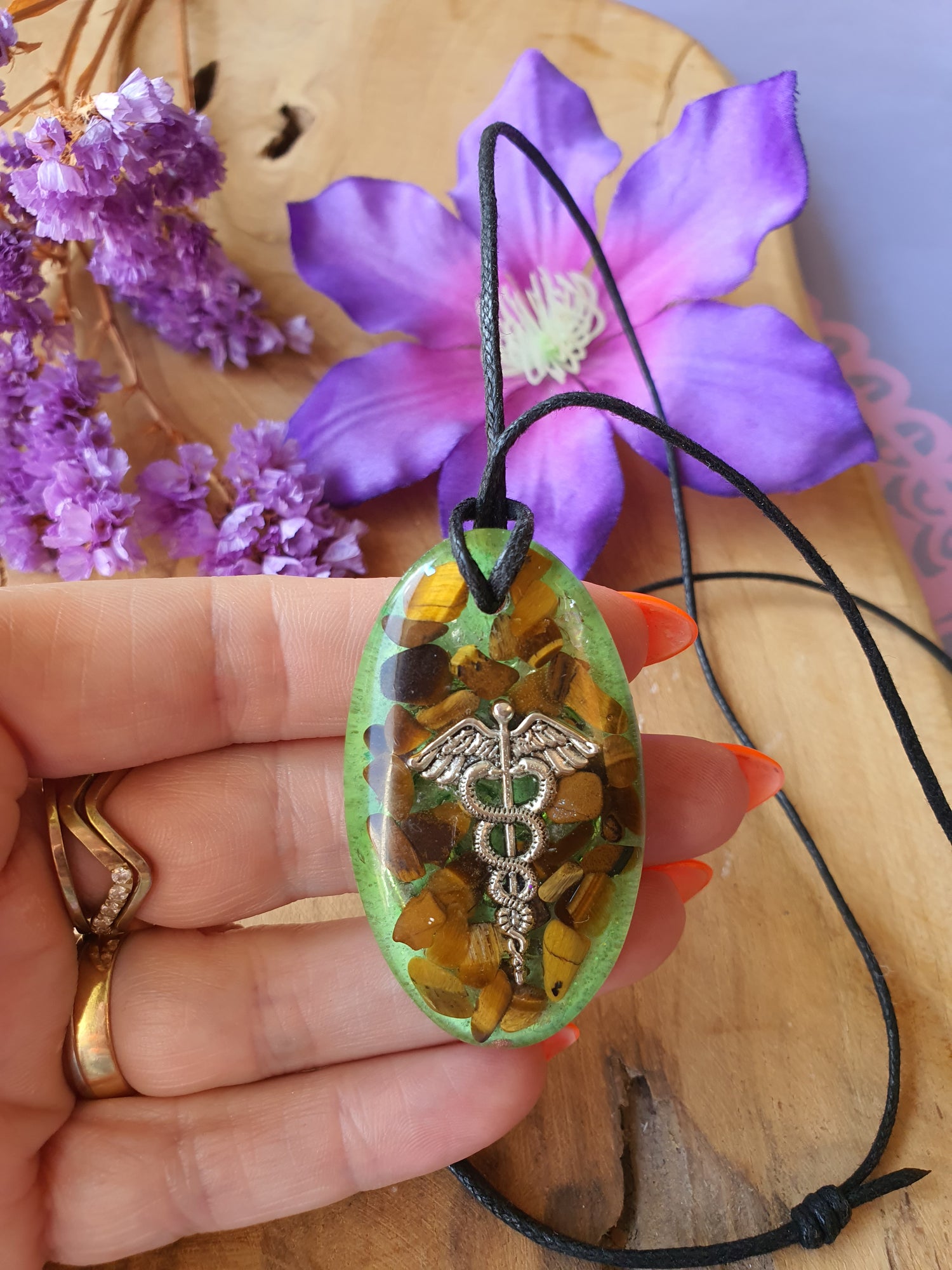 Orgonite hanger Tijgeroog met Bergkristal 30 x 55mm (nr 127)