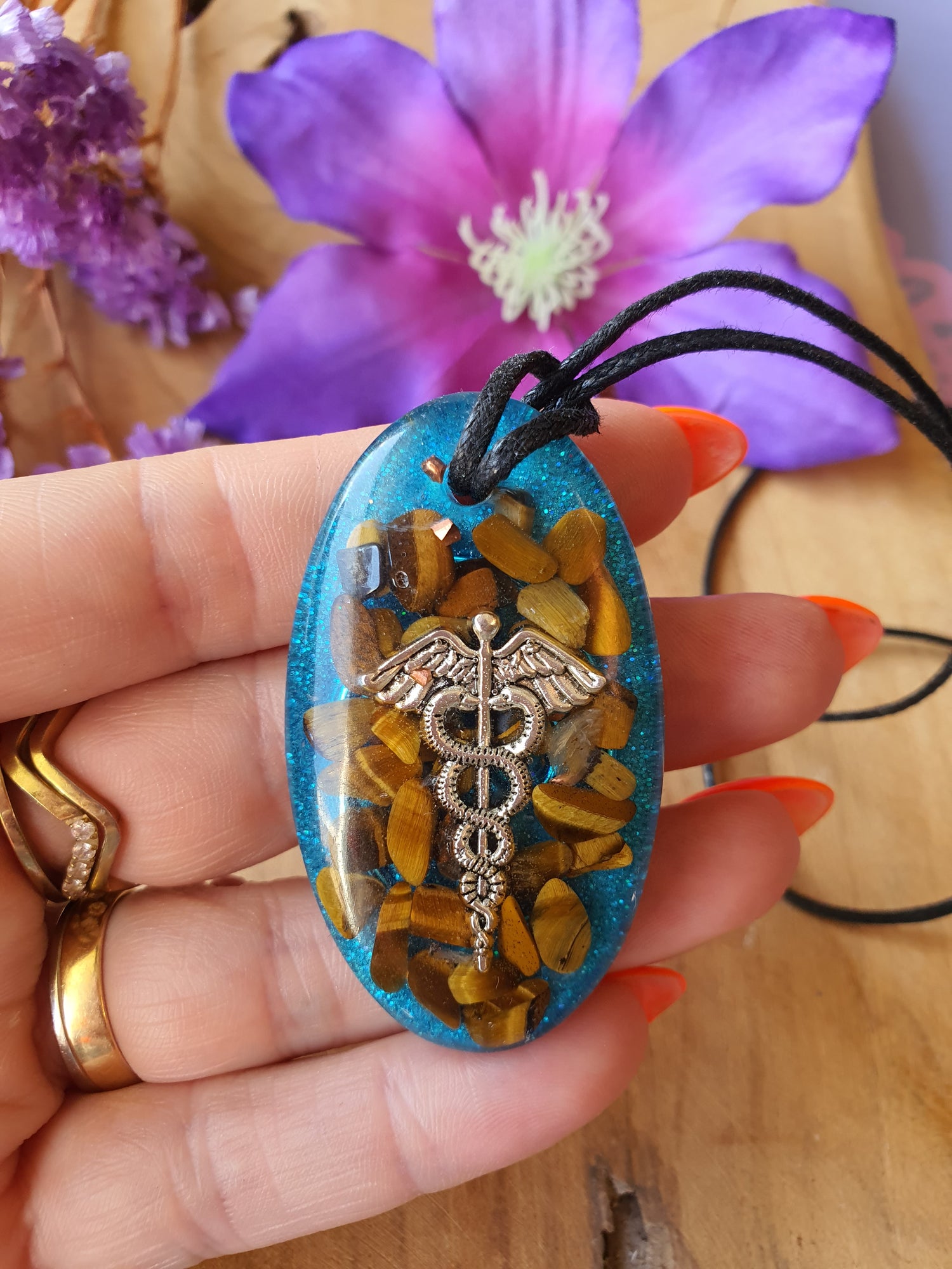 Orgonite hanger Tijgeroog met Bergkristal 30 x 55mm (nr 128)