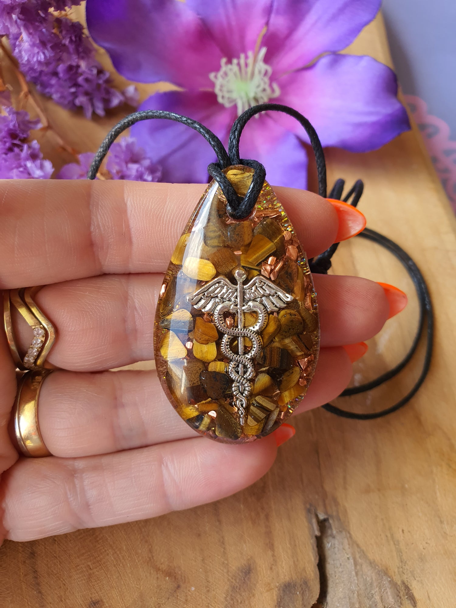 Orgonite hanger Tijgeroog met Bergkristal 30x55mm (nr 129)