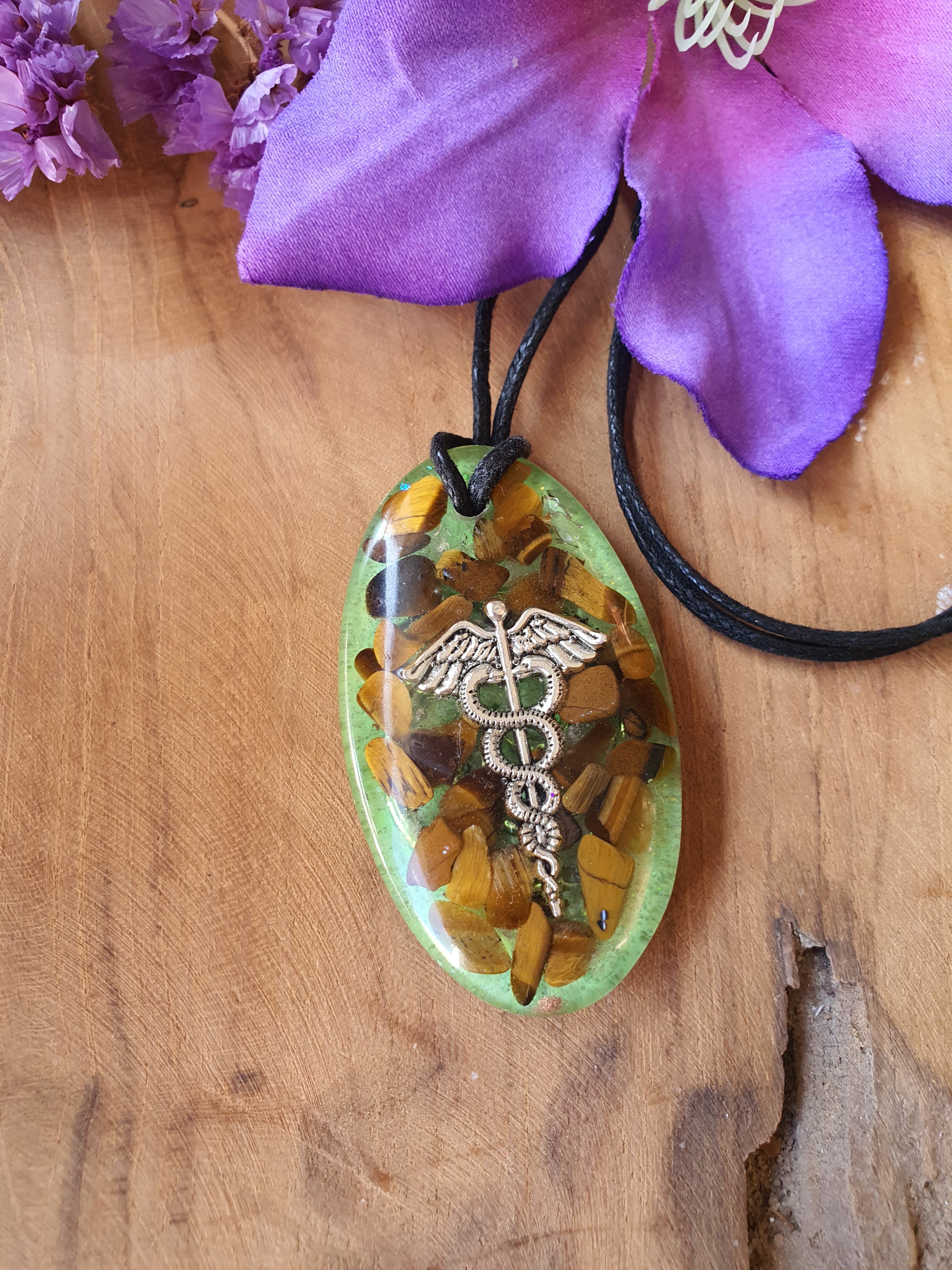 Orgonite hanger Tijgeroog met Bergkristal 30 x 55mm (nr 127)