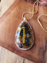 Orgonite hanger (diamant vorm) met Shungiet, Tijgeroog en Bergkristal