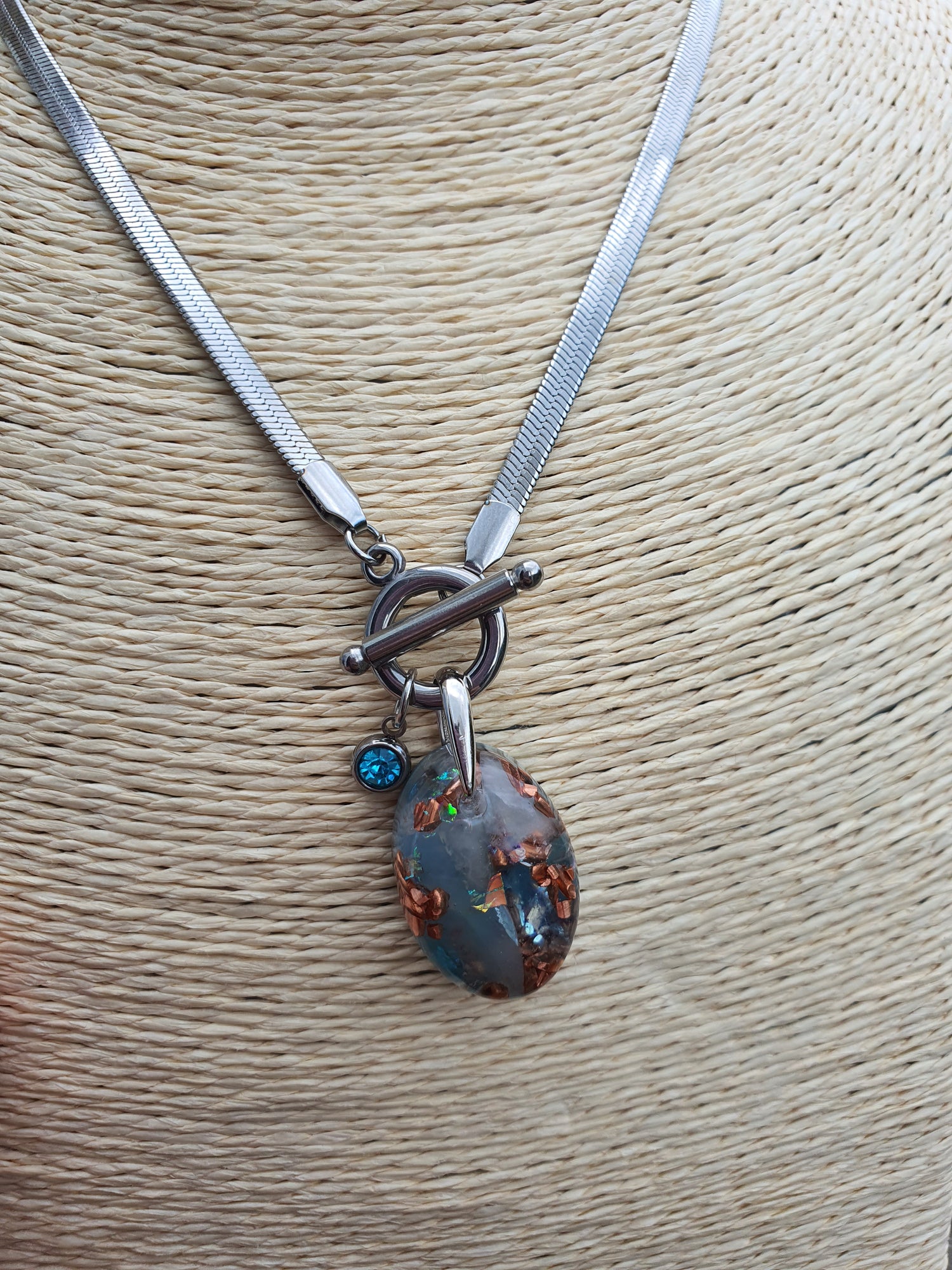 Orgonite Hanger Aquamarijn en Bergkristal met RVS ketting en zirkonia bedel (nr 1019)