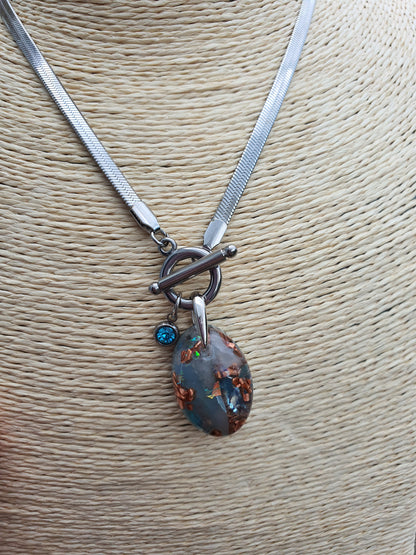 Orgonite Hanger Aquamarijn en Bergkristal met RVS ketting en zirkonia bedel (nr 1019)