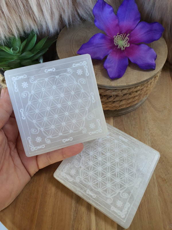 Seleniet plaat vierkant 10cm met gegraveerde flower of life oftewel levensbloem