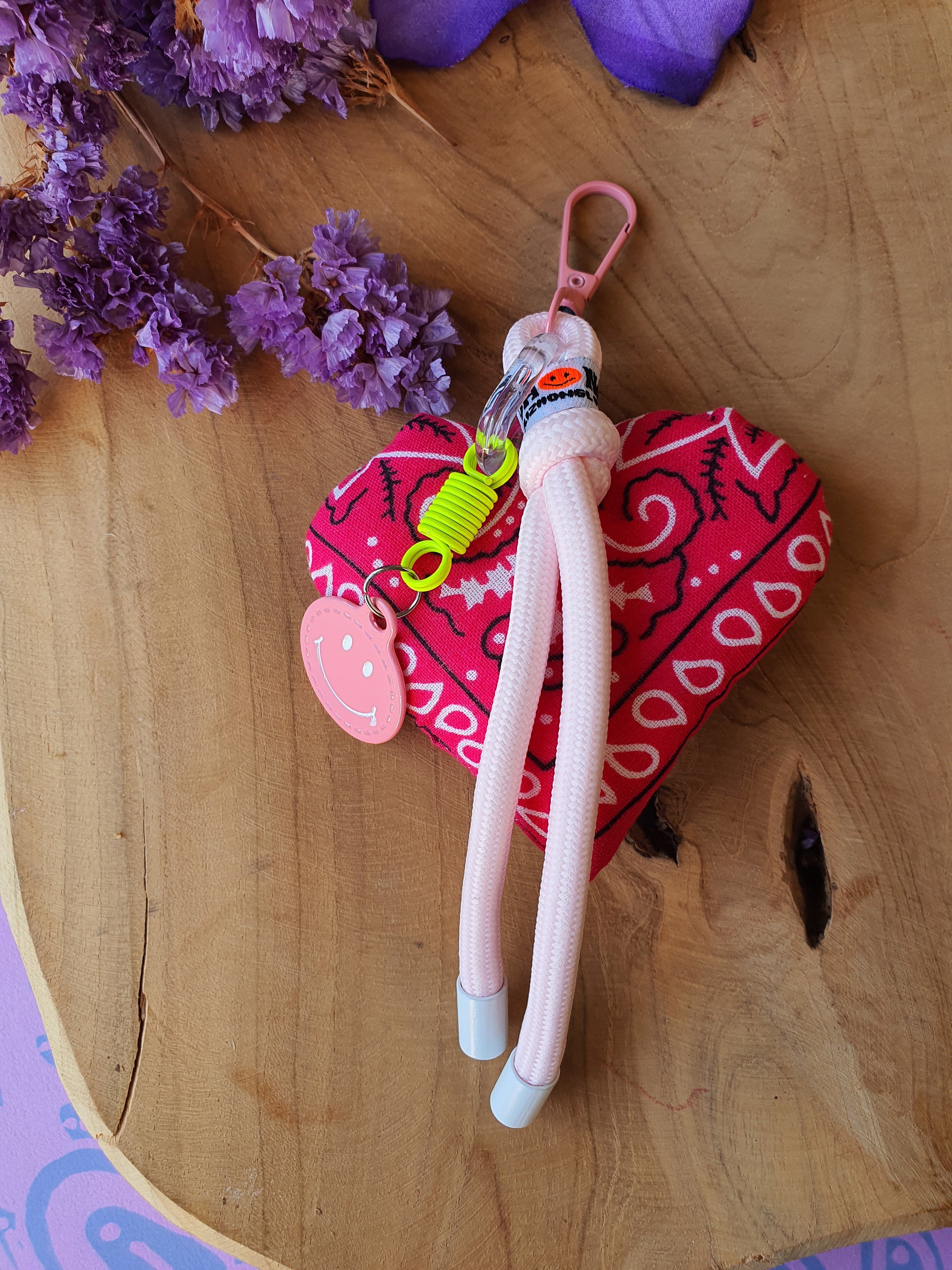 Sleutelhanger_tassenhanger_bandana_hart_en_smiley_fuchsia_rose
