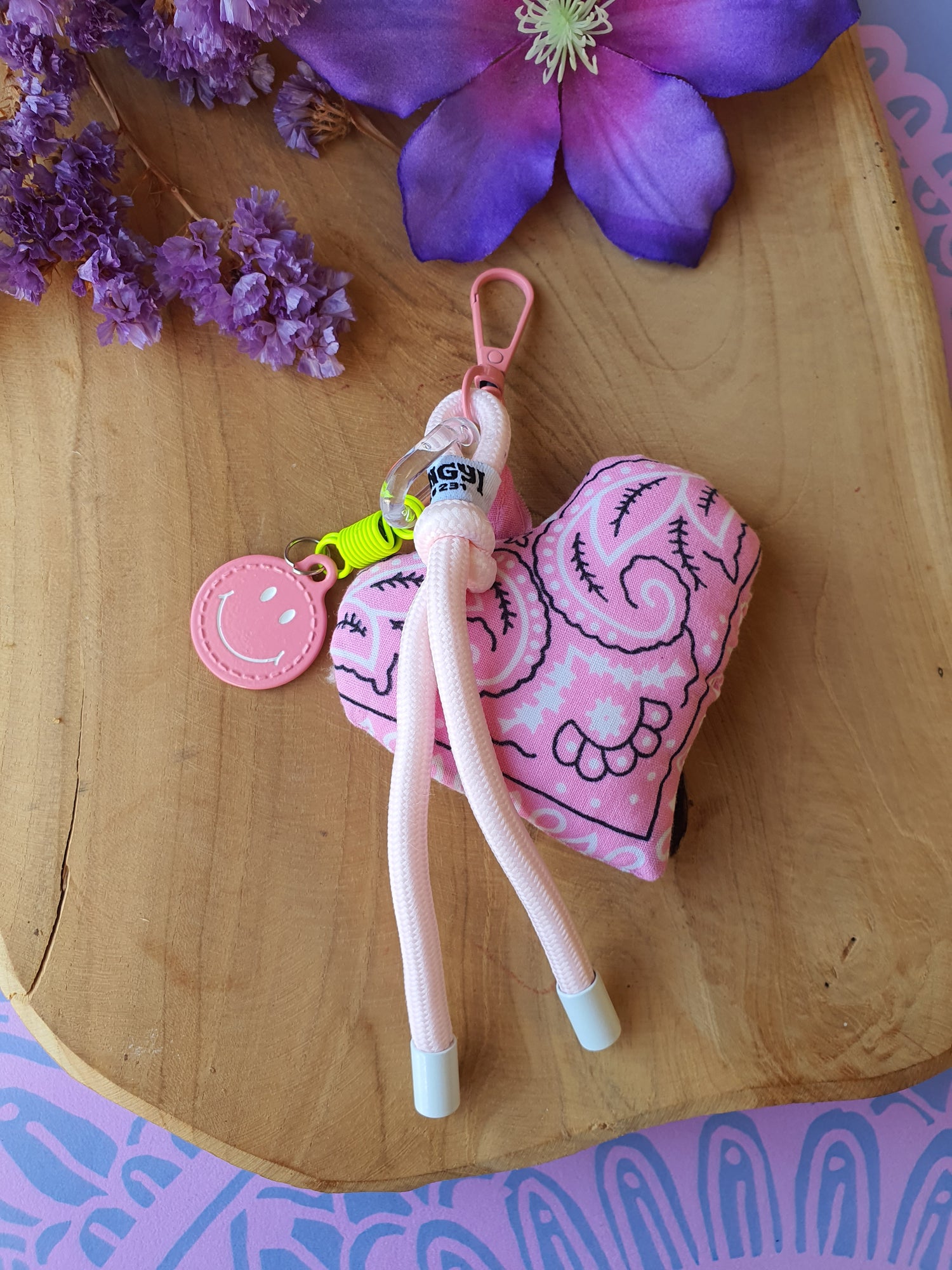 Sleutelhanger_tassenhanger bandana hart en smiley licht rose