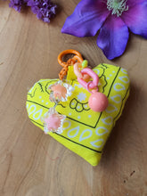 Sleutelhanger tassenhanger bandana hart geel.