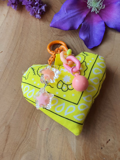 Sleutelhanger tassenhanger bandana hart geel.