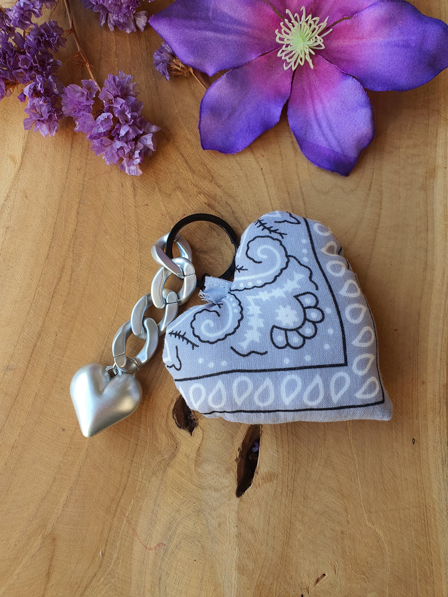 Sleutelhanger tassenhanger bandana hart grijs.